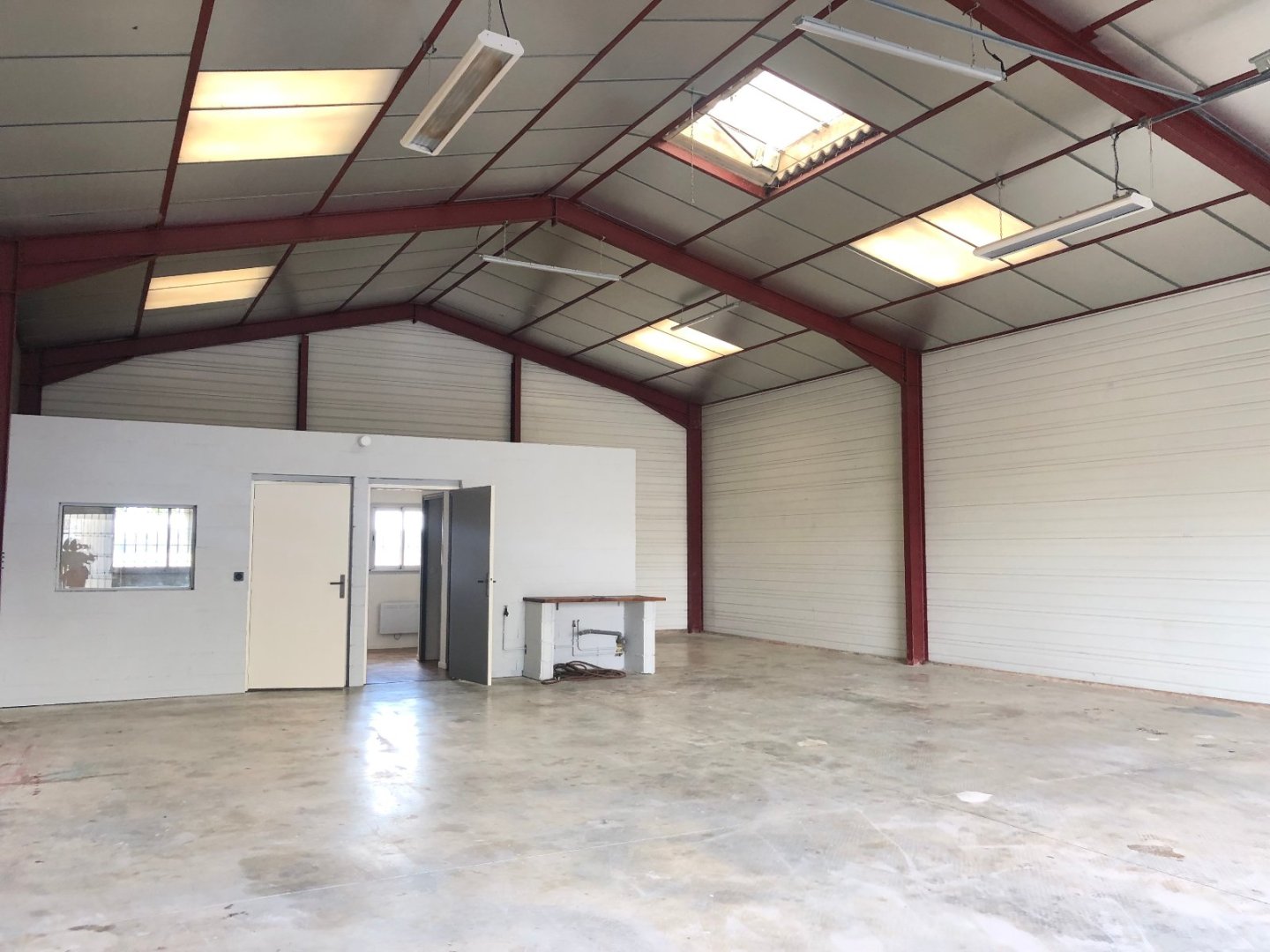 ENTREPOT A LOUER - AMILLIS - 160 m2 - 1 200 &euro; HC et HT par mois