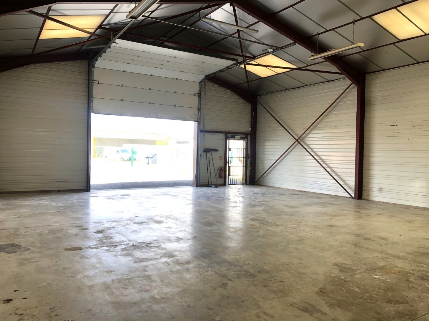 ENTREPOT A LOUER - AMILLIS - 160 m2 - 1 200 &euro; HC et HT par mois