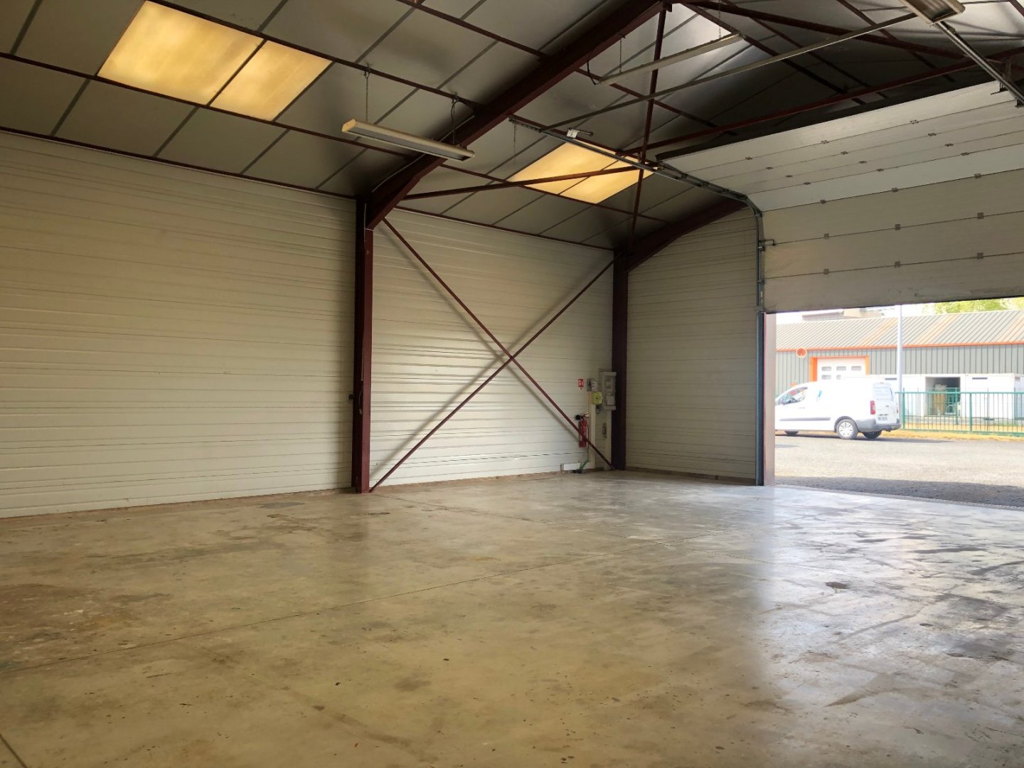 ENTREPOT A LOUER - AMILLIS - 160 m2 - 1 200 &euro; HC et HT par mois