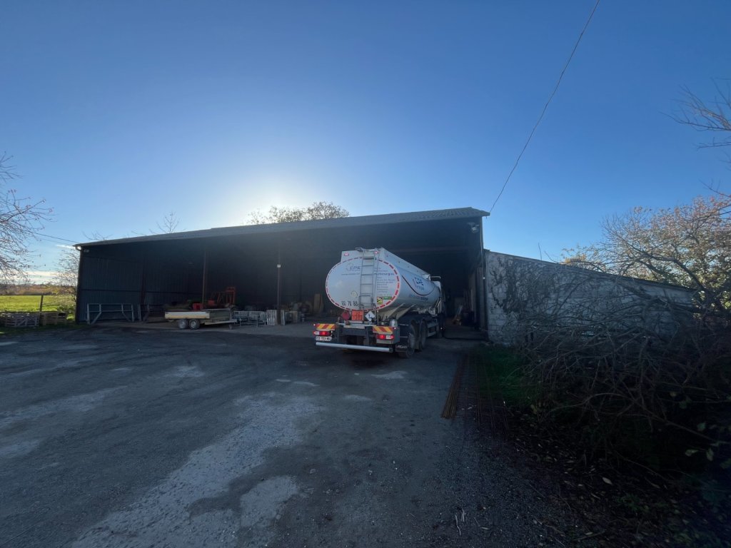 Bâtiments - JOUY LE CHATEL - 300 m2 - VENDU