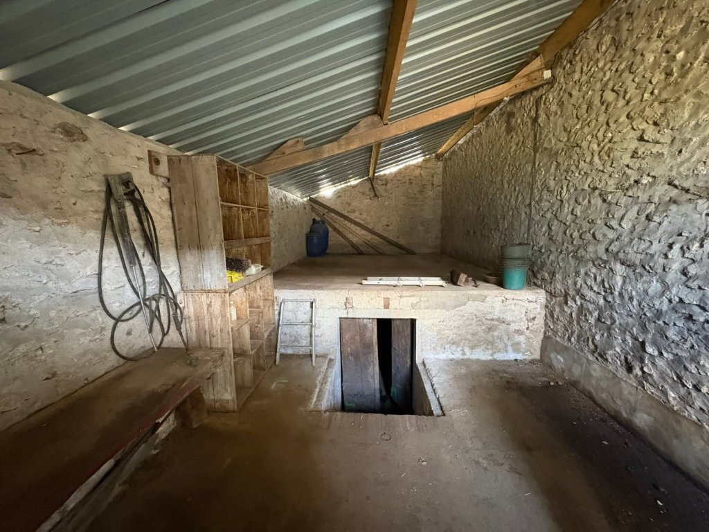 Ensemble de bâtiments + Terre Agricole A VENDRE - LA FERTE GAUCHER - 129 000 &euro;