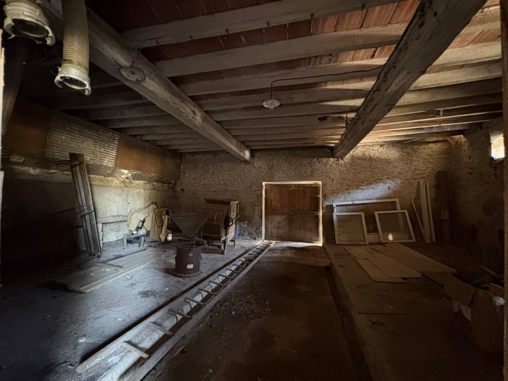 Ensemble de bâtiments + Terre Agricole A VENDRE - LA FERTE GAUCHER - 129 000 &euro;