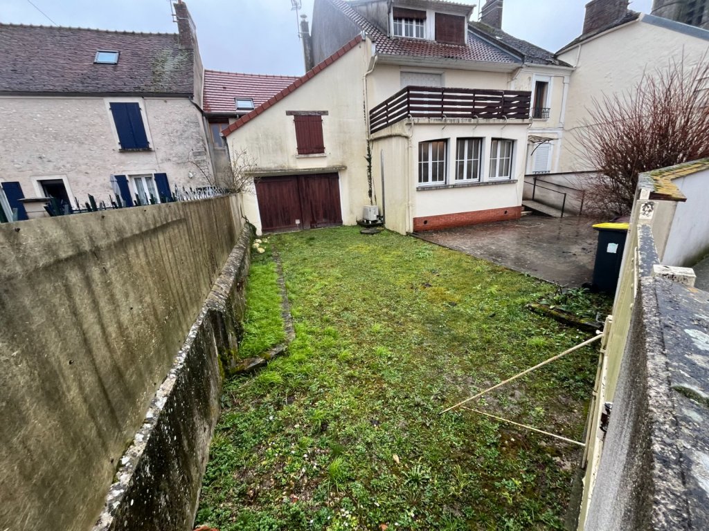 IMMEUBLE DE RAPPORT A VENDRE - JOUY LE CHATEL - 193 m2 - 210�000�&euro;