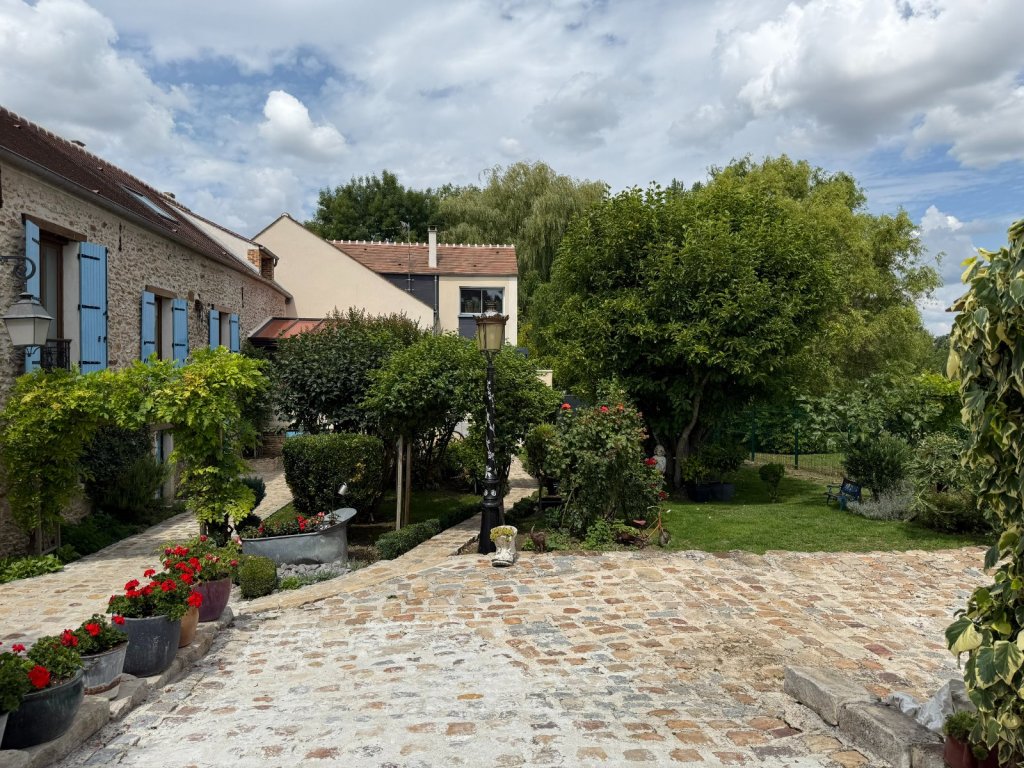 Maison Briarde Rurale A VENDRE - BERNAY VILBERT Centre du village - 200 m2 - 480�000�&euro;