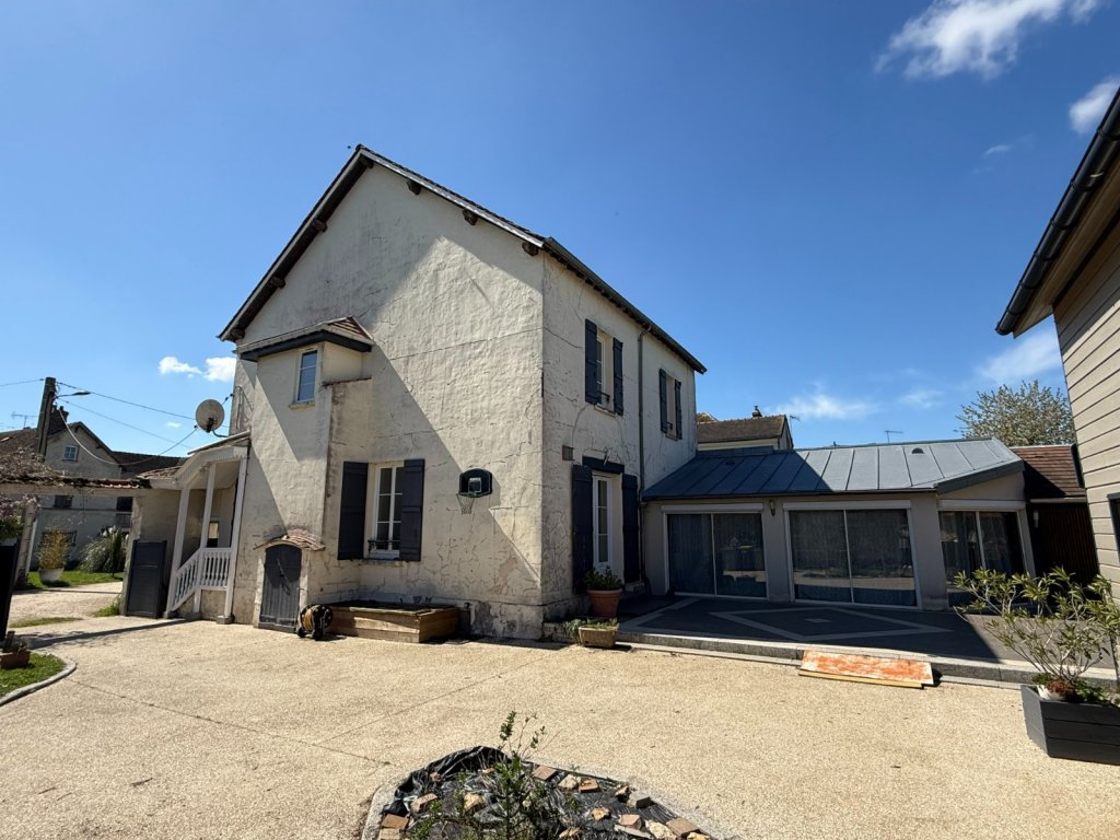 Maison briarde avec piscine - COURPALAY - 176 m2 - VENDU