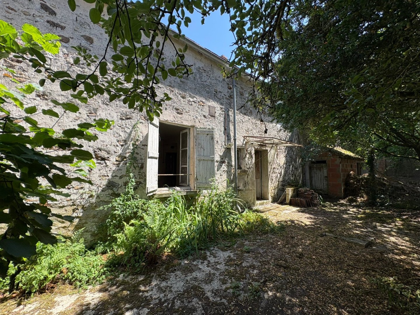 MAISON A RENOVER A VENDRE - LA FERTE GAUCHER - 90 m2 - 88 000 &euro;