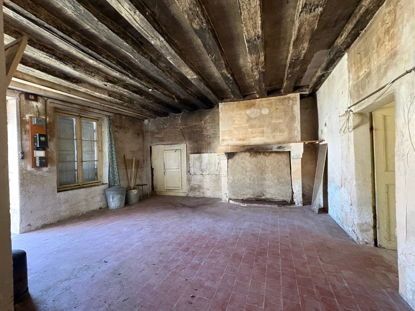 MAISON A RENOVER A VENDRE - LA FERTE GAUCHER - 90 m2 - 88 000 &euro;