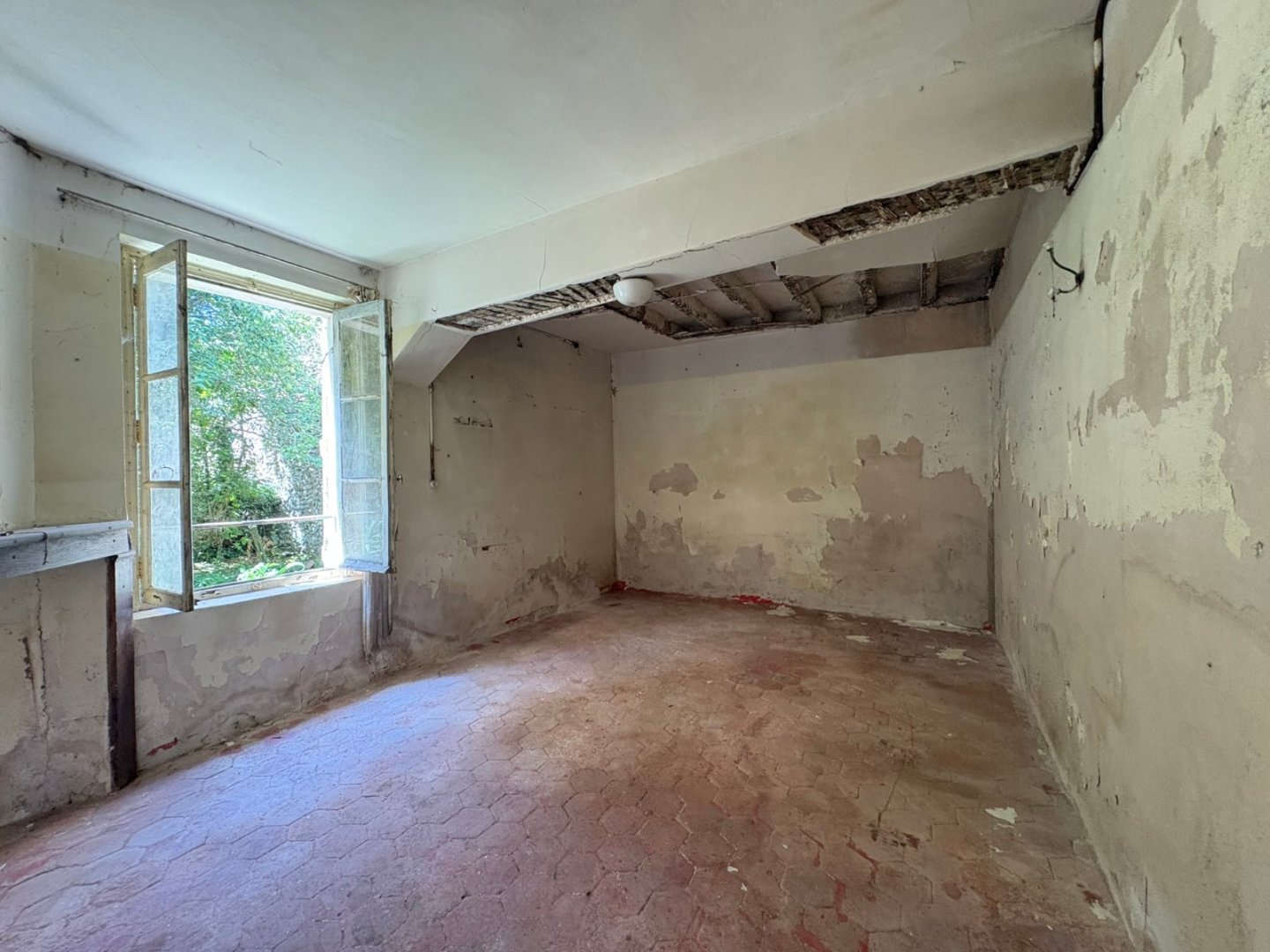 MAISON A RENOVER A VENDRE - LA FERTE GAUCHER - 90 m2 - 88 000 &euro;