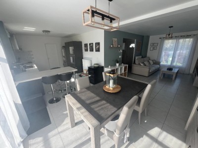 Maison 4 chambres (107 m²) Le Plessis-Feu-Aussoux, terrain 579 m², lumineuse, RDC chambre, PAC air/eau, 4 parkings, terrasse sud, fibre.