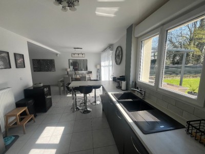 Maison 4 chambres (107 m²) Le Plessis-Feu-Aussoux, terrain 579 m², lumineuse, RDC chambre, PAC air/eau, 4 parkings, terrasse sud, fibre.