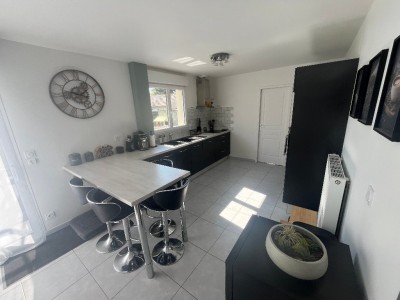 Maison 4 chambres (107 m²) Le Plessis-Feu-Aussoux, terrain 579 m², lumineuse, RDC chambre, PAC air/eau, 4 parkings, terrasse sud, fibre.