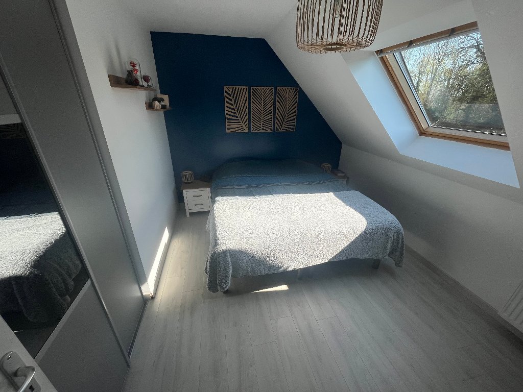 Maison 4 chambres (107 m�) Le Plessis-Feu-Aussoux, terrain 579 m�, lumineuse, RDC chambre, PAC air/eau, 4 parkings, terrasse sud, fibre.