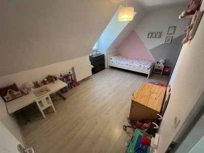 Maison 4 chambres (107 m²) Le Plessis-Feu-Aussoux, terrain 579 m², lumineuse, RDC chambre, PAC air/eau, 4 parkings, terrasse sud, fibre.