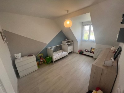 Maison 4 chambres (107 m²) Le Plessis-Feu-Aussoux, terrain 579 m², lumineuse, RDC chambre, PAC air/eau, 4 parkings, terrasse sud, fibre.