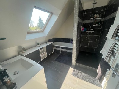 Maison 4 chambres (107 m²) Le Plessis-Feu-Aussoux, terrain 579 m², lumineuse, RDC chambre, PAC air/eau, 4 parkings, terrasse sud, fibre.