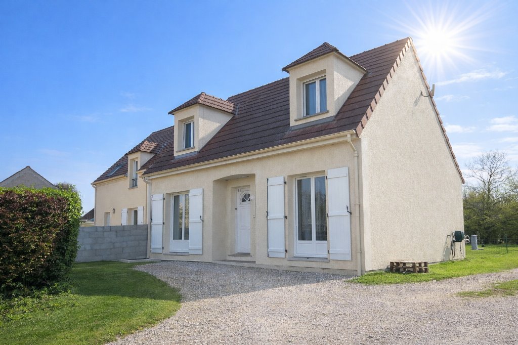 Maison 4 chambres (107 m²) Le Plessis-Feu-Aussoux, terrain 579 m², lumineuse, RDC chambre, PAC air/eau, 4 parkings, terrasse sud, fibre.