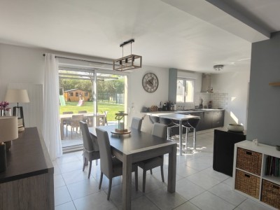Maison 4 chambres (107 m²) Le Plessis-Feu-Aussoux, terrain 579 m², lumineuse, RDC chambre, PAC air/eau, 4 parkings, terrasse sud, fibre.