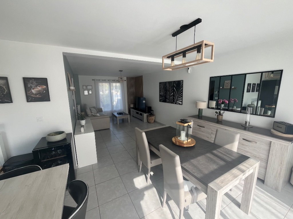 Maison 4 chambres (107 m²) Le Plessis-Feu-Aussoux, terrain 579 m², lumineuse, RDC chambre, PAC air/eau, 4 parkings, terrasse sud, fibre.