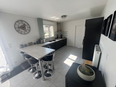 Maison 4 chambres (107 m²) Le Plessis-Feu-Aussoux, terrain 579 m², lumineuse, RDC chambre, PAC air/eau, 4 parkings, terrasse sud, fibre.