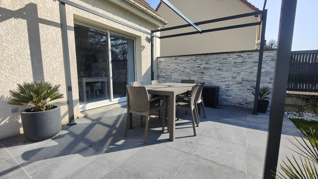 Maison 4 chambres (107 m²) Le Plessis-Feu-Aussoux, terrain 579 m², lumineuse, RDC chambre, PAC air/eau, 4 parkings, terrasse sud, fibre.