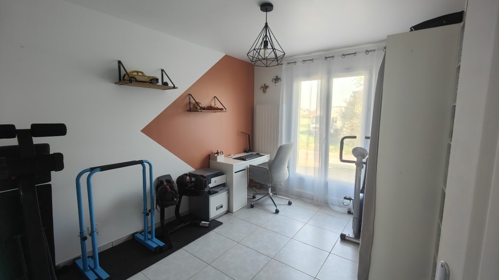 Maison 4 chambres (107 m²) Le Plessis-Feu-Aussoux, terrain 579 m², lumineuse, RDC chambre, PAC air/eau, 4 parkings, terrasse sud, fibre.