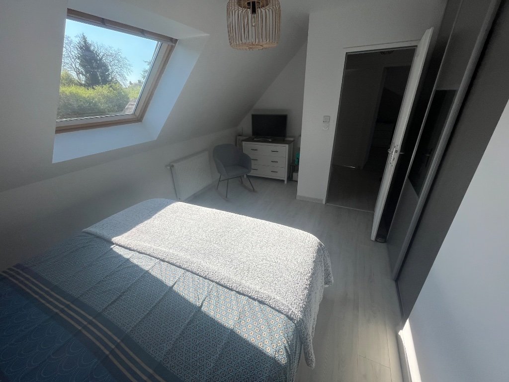 Maison 4 chambres (107 m²) Le Plessis-Feu-Aussoux, terrain 579 m², lumineuse, RDC chambre, PAC air/eau, 4 parkings, terrasse sud, fibre.