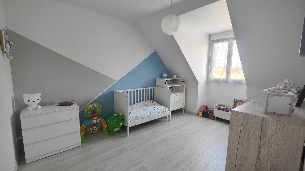 Maison 4 chambres (107 m²) Le Plessis-Feu-Aussoux, terrain 579 m², lumineuse, RDC chambre, PAC air/eau, 4 parkings, terrasse sud, fibre.