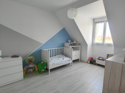 Maison 4 chambres (107 m²) Le Plessis-Feu-Aussoux, terrain 579 m², lumineuse, RDC chambre, PAC air/eau, 4 parkings, terrasse sud, fibre.
