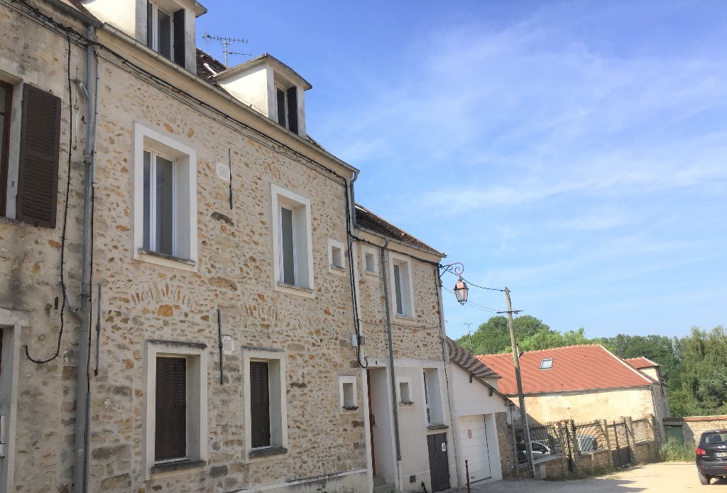 STUDIO A LOUER - ROZAY EN BRIE - 18.44 m2 - 350 &euro; charges comprises par mois