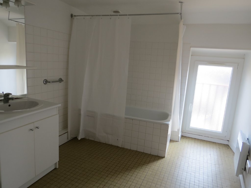 APPARTEMENT T3 A LOUER - VOINSLES - 83.41 m2 - 814 &euro; charges comprises par mois